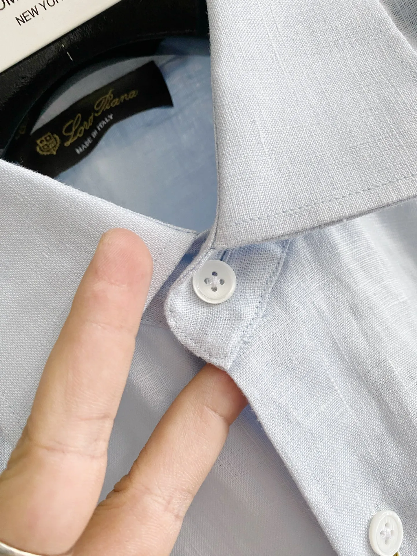 Loro Piana pure linen quiet luxury long-sleeved shirt Fabric: Select high-grade natural linen fabrics, retaining the original and delicate fabric texture of linen, with a soft matte texture, in line with the Italian style of low-key quiet luxury; The fabric has rich pores and excellent Breathable heat dissipation performance. In midsummer, the upper body can quickly dissipate body surface heat, making daily travel less prone to sweating and sticky skin; Native linen will produce natural light wrinkles, creating a casual and relaxed wearing atmosphere. The fabric has been pre-processed and optimized, and the rough and itchy feeling has been greatly weakened, making it comfortable to wear against the skin. The color fastness of the fabric has been controlled, and light colors are less prone to yellowing and dullness after repeated washing and care. Style and details: It adopts an elegant Italian small square collar with built-in shaping technology, which is not easy to fall and deform after daily wear and cleaning; the buttoned neckline is suitable for light business scenes, and you can switch to daily casual style by loosening the two upper buttons; the tailoring adopts a slightly loose shoulder version, which is very tolerant for figures with slippery shoulders, large shoulder width, and fat on the waist and abdomen. The shoulders are neatly routed, and the upper body does not feel tight and restrictive; The buttons on the placket are neatly arranged, and the wiring is fine and concealed. There is no conspicuously exposed brand logo, and the details are restrained and restrained; the regular-length long-sleeved cuffs can be folded freely, which can create different looks; the arc-shaped hem design is suitable for multiple wearing methods. It can be worn neatly and smartly when tucked into trousers, while the hem can be worn outside for a lazy and comfortable look. Color selection: Light sky blue: The tone is fresh and clear, with outstanding visual cooling effect. It is suitable for spring and summer seasons. It is suitable for all types of Light Gray, Khaki, and White bottoms. It is refreshing and neat for commuting, and suitable for more formal travel occasions; Oatmeal: the natural color of linen, with a warm and soft texture, stronger stain resistance, and a higher fault tolerance rate for daily wear. It is suitable for leisure travel, daily shopping and other scenes, and has a strong sense of old money. Sizes:M-4XL